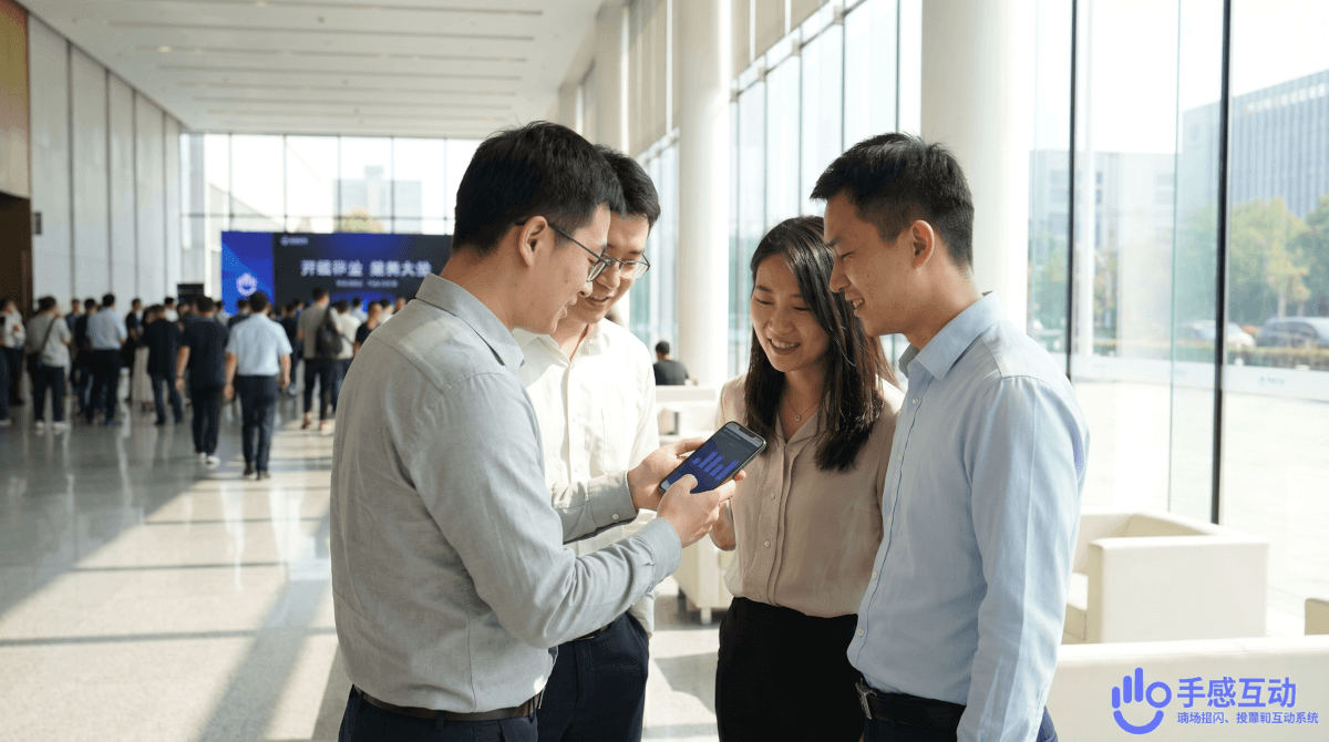发布会散场后交流区,几位参会者围在一起查看手机上的评分结果